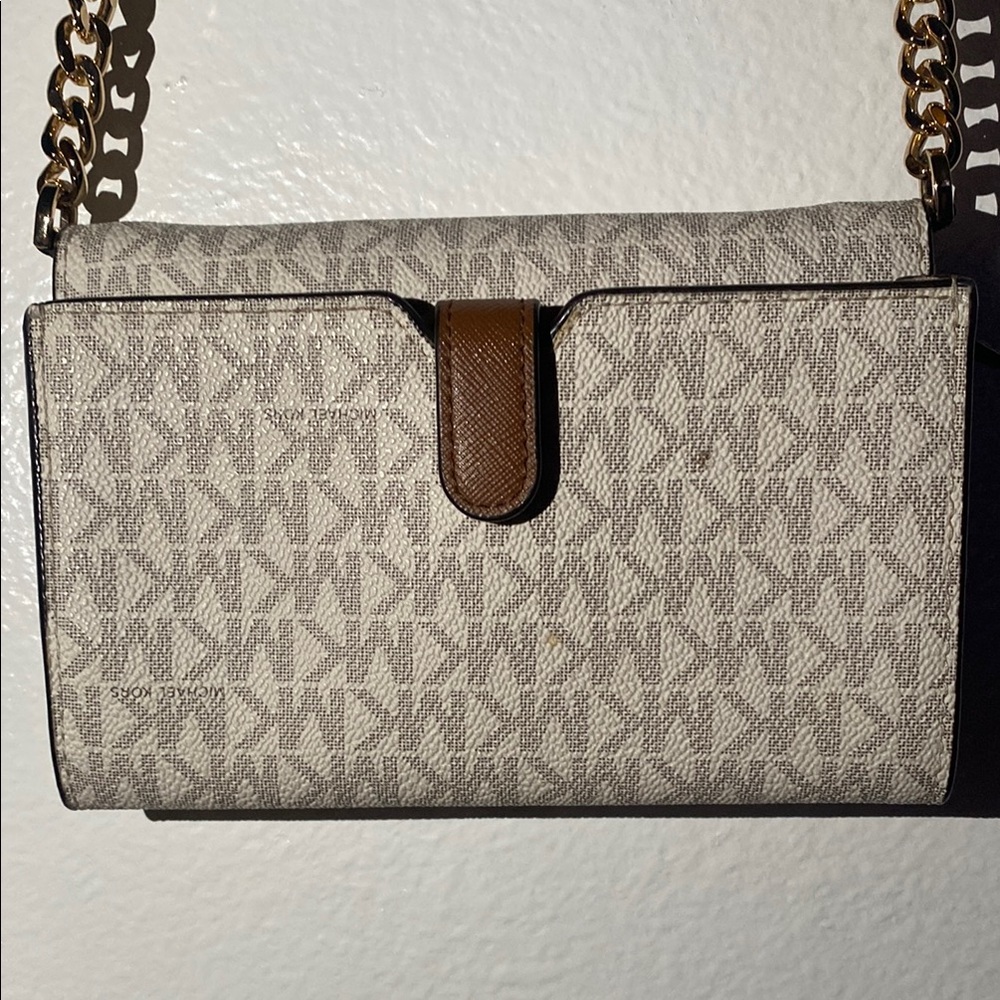 Michael Kors Cream Crossbody Bag with Gold Chain - Picture 2 of 6